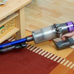 Dyson-V11-Absolute-Test-Unter-Tisch-saugen