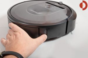 iRobot-Roomba-i7-Plus-Test-Schmutzfach-entnehmen-1