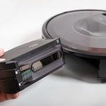 iRobot-Roomba-i7-Plus-Test-Schmutzfach-entnehmen-3
