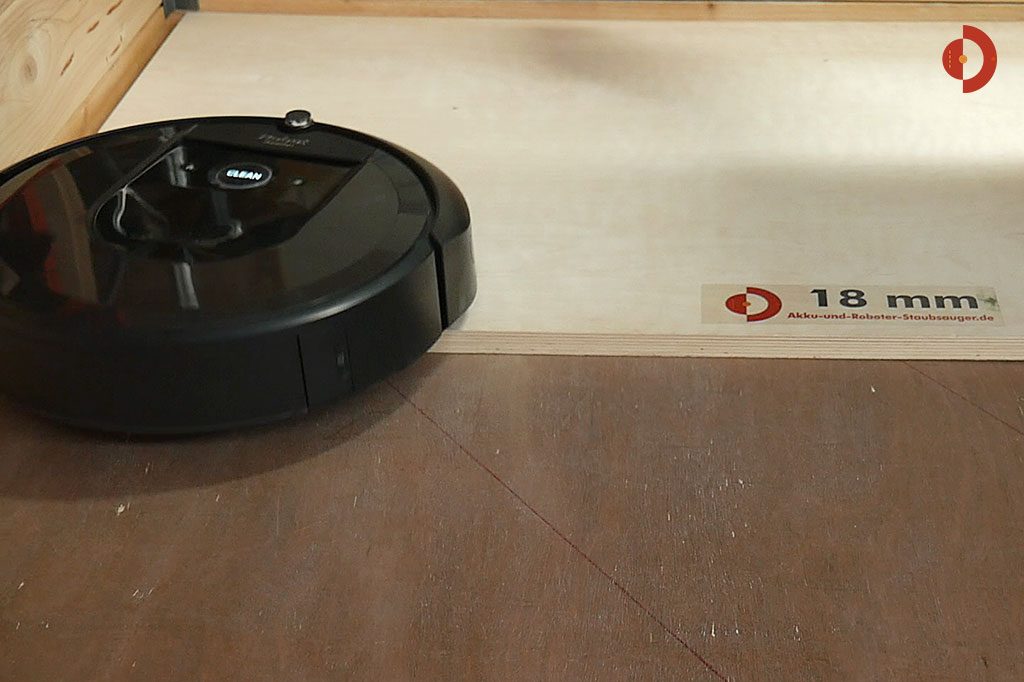 iRobot-Roomba-i7-Plus-Tuerschwellen-Test-Saugroboter